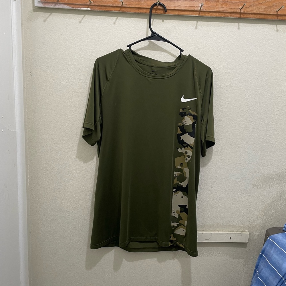 Nike dri fit men’s large green shirt